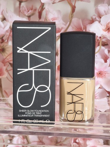 Fondotinta nars sheer - sheer, glow