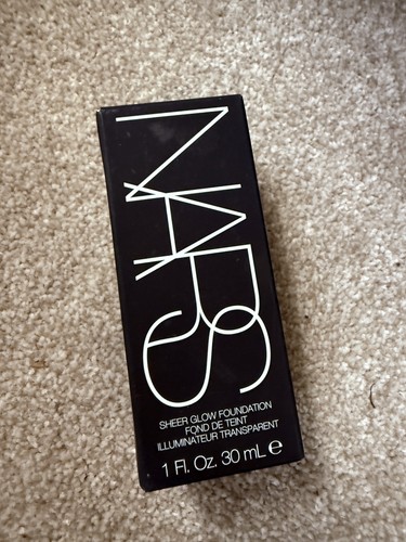 Fondotinta nars sheer - sheer, glow
